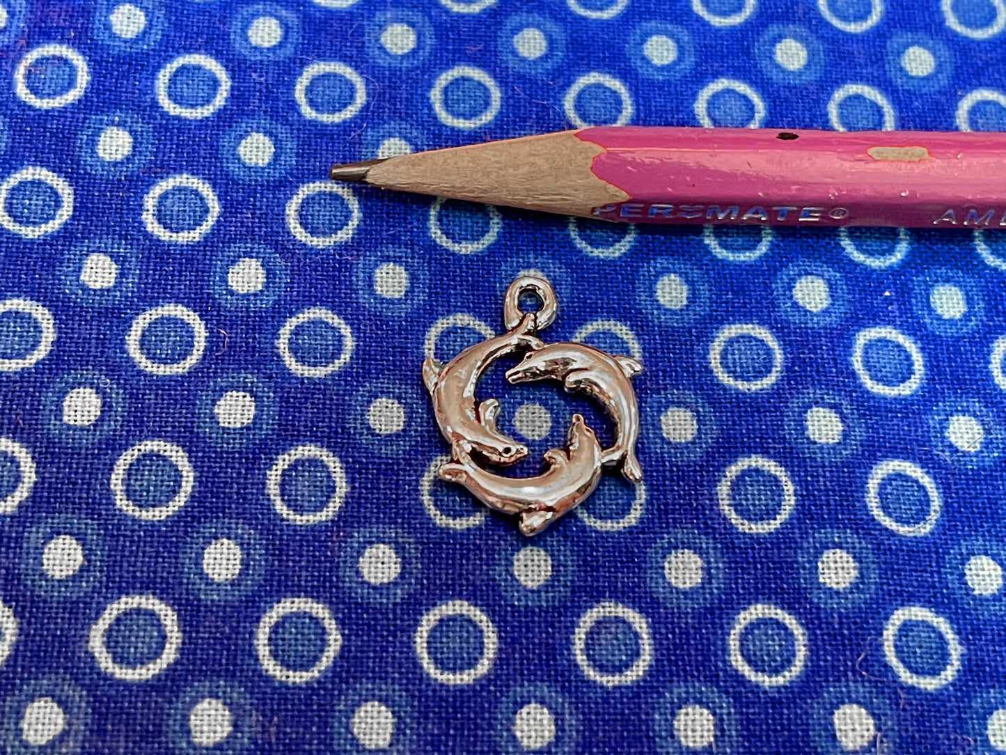 Three dolphins charm - 21x16 mm - Antique Silver tone - ocean cetaceans - swimming circle - mystic sea life pendant for personalized jewelry