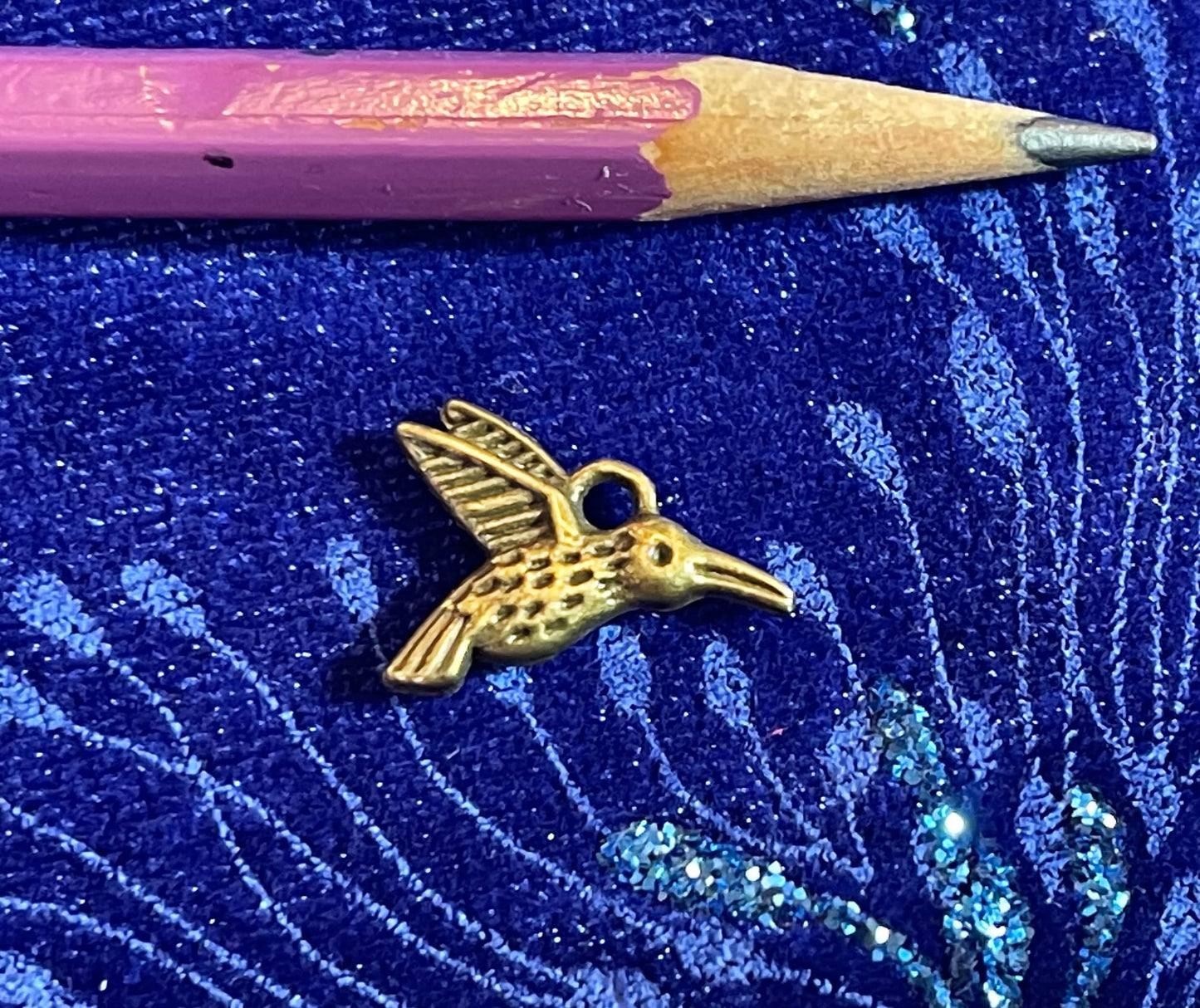 Antique brass hummingbird charm - 18x14 mm - bird in flight - bird-watcher gift - pendant - personalized charm bracelet - mother's day gift