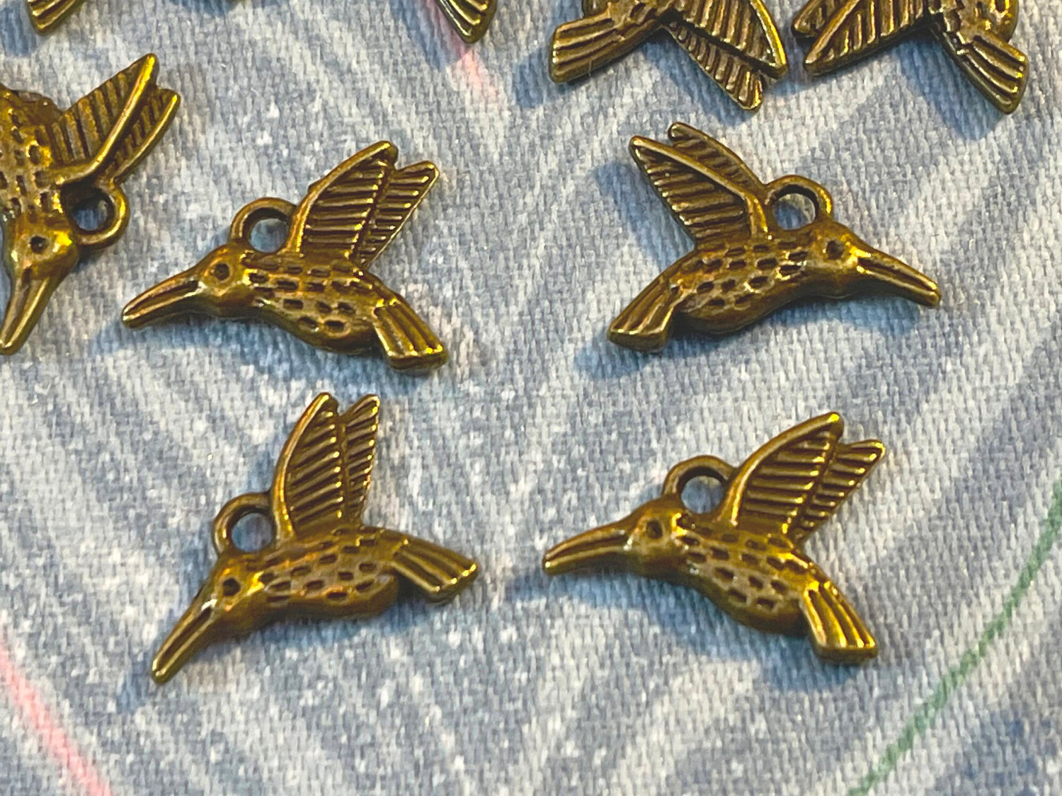 Antique brass hummingbird charm - 18x14 mm - bird in flight - bird-watcher gift - pendant - personalized charm bracelet - mother's day gift