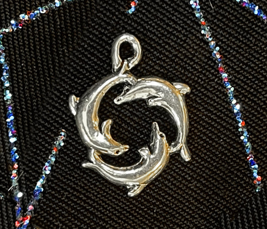 Three dolphins charm - 21x16 mm - Antique Silver tone - ocean cetaceans - swimming circle - mystic sea life pendant for personalized jewelry