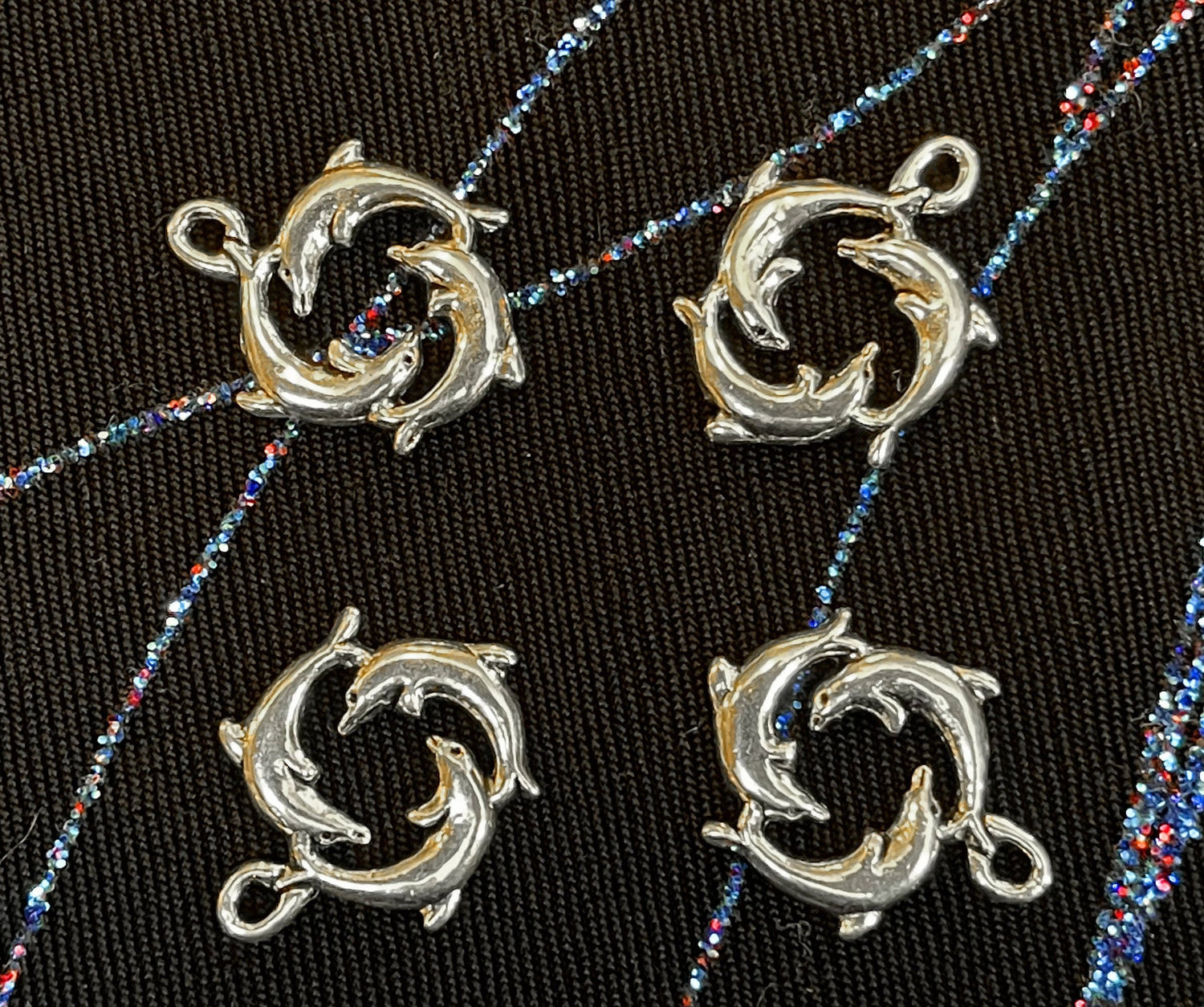 Three dolphins charm - 21x16 mm - Antique Silver tone - ocean cetaceans - swimming circle - mystic sea life pendant for personalized jewelry