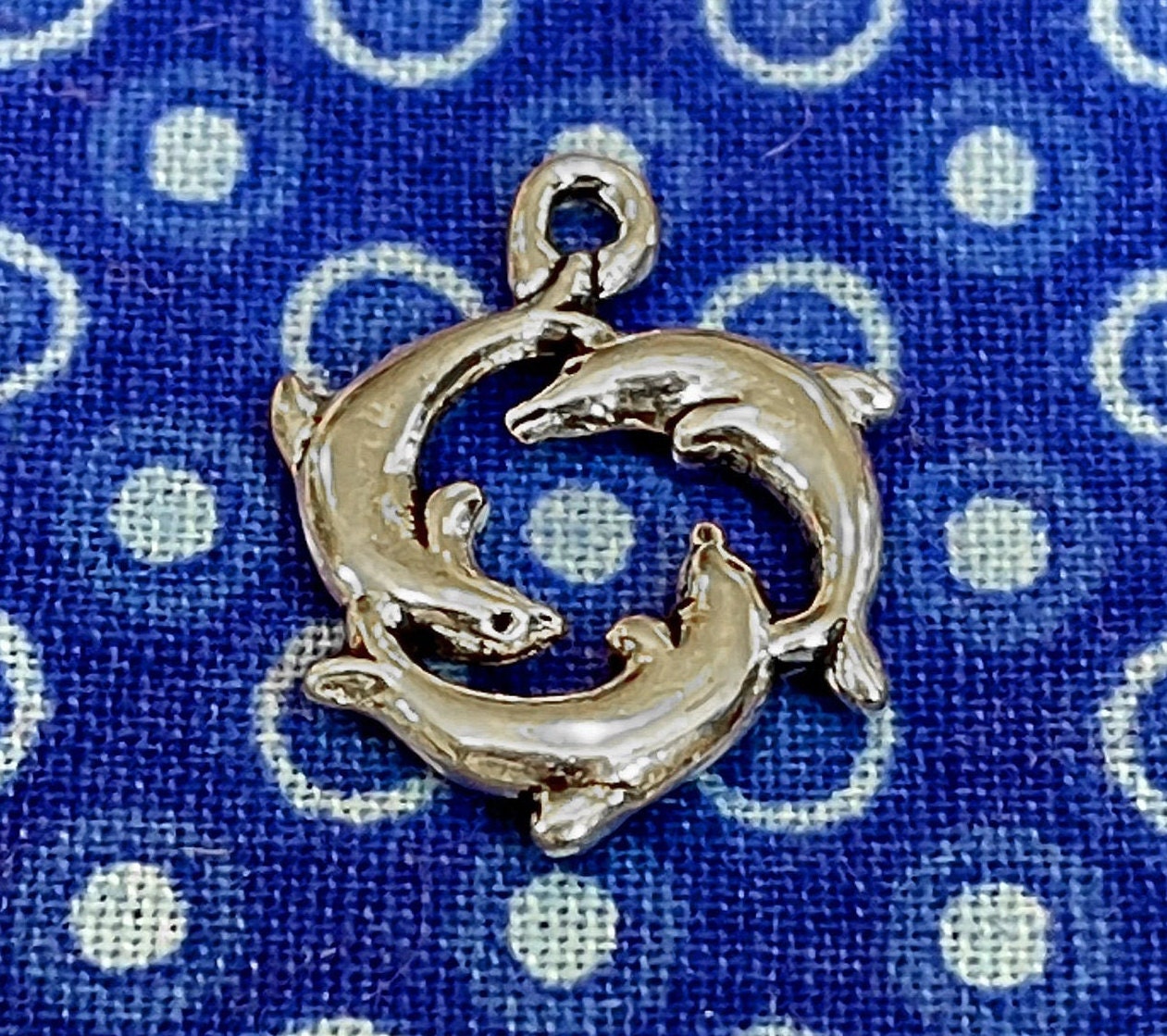 Three dolphins charm - 21x16 mm - Antique Silver tone - ocean cetaceans - swimming circle - mystic sea life pendant for personalized jewelry