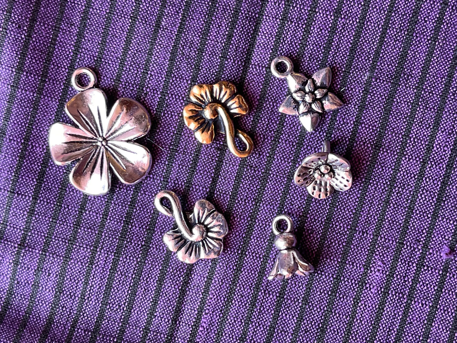 Bee, Butterfly & Blossom PREMIUM Assortment–Lot of 15 charms–gold and silver plated–flowers, hummingbird, dragonfly, bee (Tierracast garden)