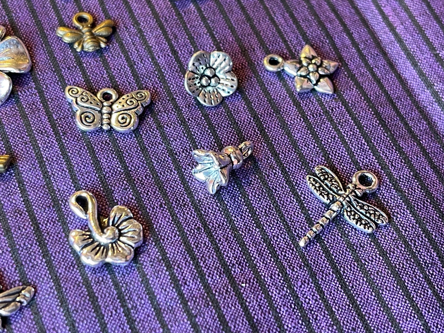 Bee, Butterfly & Blossom PREMIUM Assortment–Lot of 15 charms–gold and silver plated–flowers, hummingbird, dragonfly, bee (Tierracast garden)