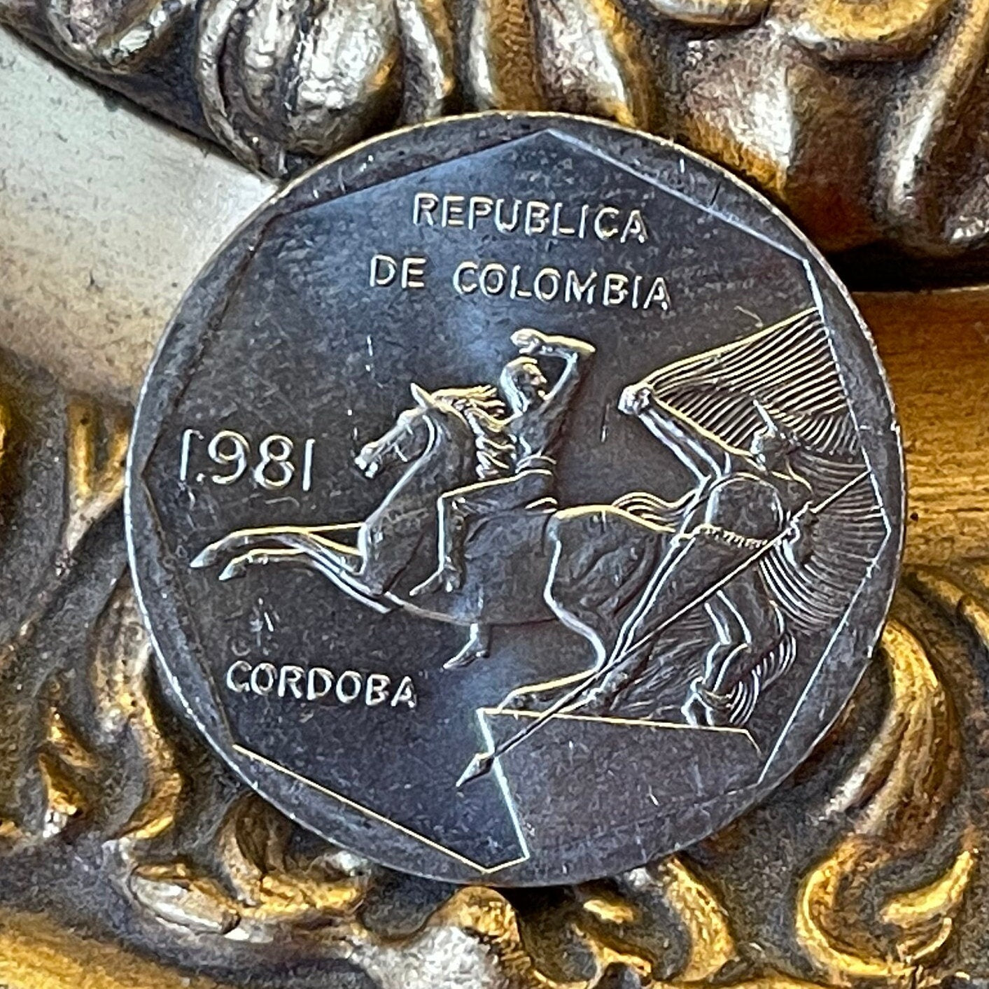 José María Córdova Statue by Betancourt & Archipelago of San Andres and Providencia 10 Pesos Colombia Authentic Coin Money for Jewelry