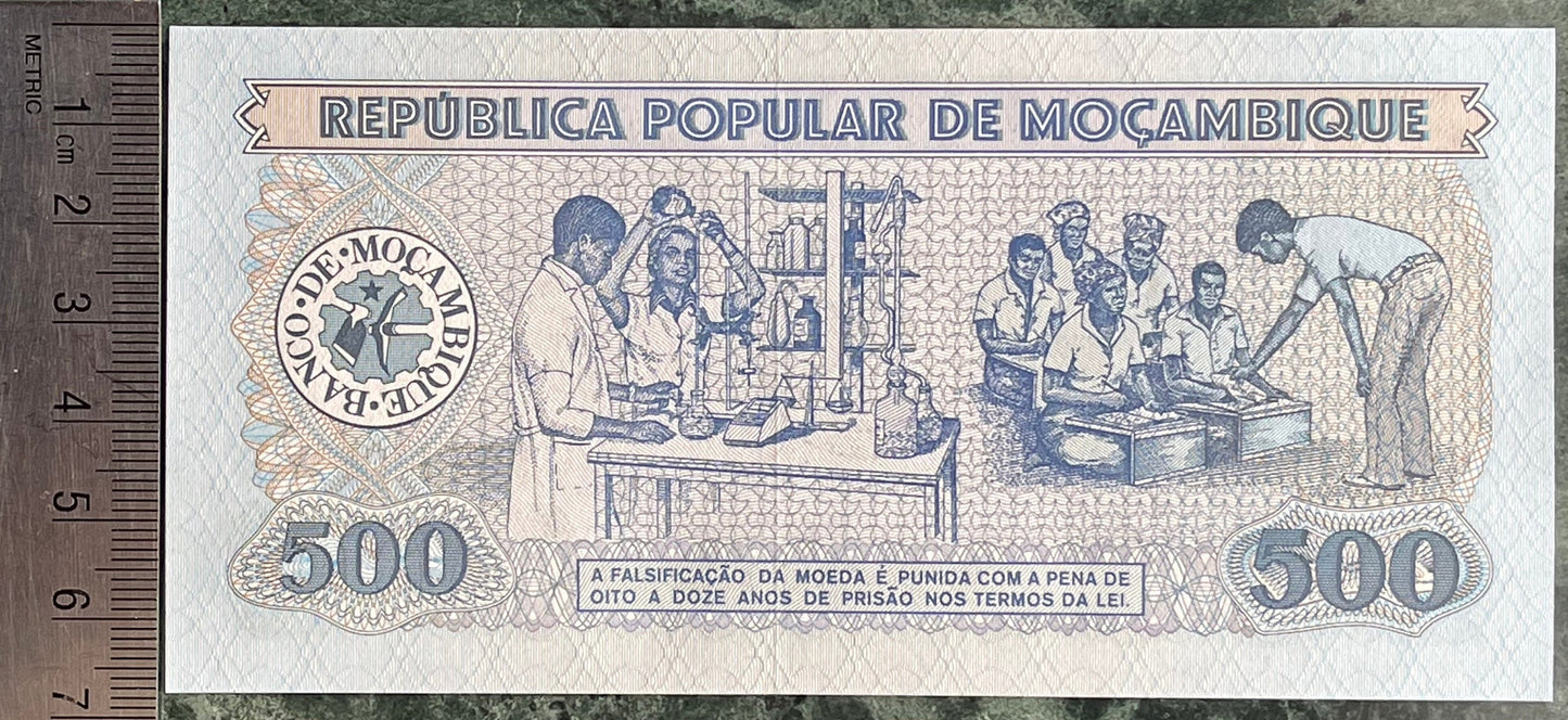 Voters and President Samora Machel with Peoples Assembly & Scientists, Teacher, Students 500 Meticais Mozambique Authentic Banknote Money